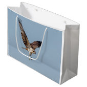 Juvenile Osprey tijdens de vlucht Groot Cadeauzakje (Voorkant Gekanteld)