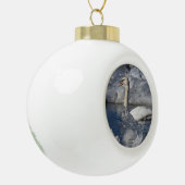 Juvenile Swan in de rivier Icey Keramische Bal Ornament (Links)