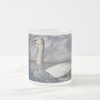 Juvenile Swan in de rivier Icey Matglas Koffiemok