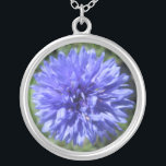 Juwelen - Ketting - Cornflower Blue Bachelors Btn<br><div class="desc">De schoonheid van de bloemen blijft altijd verbazen, maar deze kleine bloem draagt een verbazingwekkende "knal voor de buck". Het is slechts iets groter dan een 50-cent stuk, het is dichtbij gefotografeerd en vergroot tot adembenemend detail. Het centrum doet denken aan een anemone van het zee, met doorschijnende pezen die...</div>