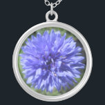 Juwelen - Ketting - Cornflower Blue Bachelors Btn<br><div class="desc">De schoonheid van de bloemen blijft altijd verbazen, maar deze kleine bloem draagt een verbazingwekkende "knal voor de buck". Het is slechts iets groter dan een 50-cent stuk, het is dichtbij gefotografeerd en vergroot tot adembenemend detail. Het centrum doet denken aan een anemone van het zee, met doorschijnende pezen die...</div>