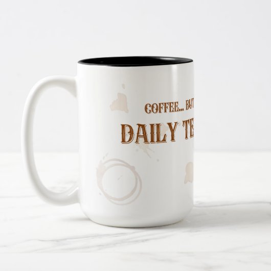 JW Coffee... maar de eerste dagelijkse tekst-Mok v Tweekleurige Koffiemok (Links)