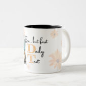 JW "Koffie... maar eerste dagelijkse tekst" Mok (Voorkant rechts)