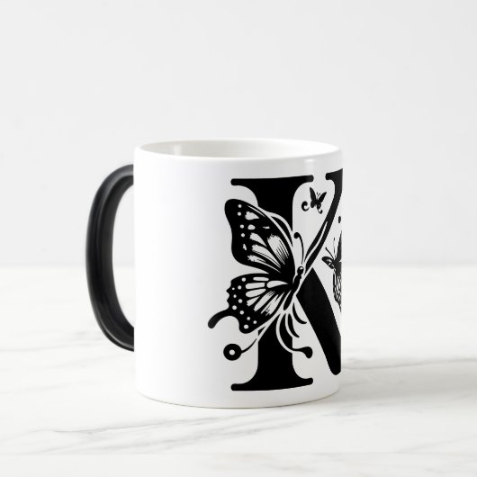 K Alphabet zwarte vlinder Magische Mok (Voorkant links)