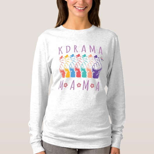 K-Drama Mama Art met Koreaanse Finger Hearts T-shirt (Voorkant)