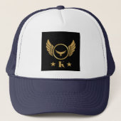 K Initiaal met Gold Eagle Afbeelding Stijlvol Mono Trucker Pet (Voorkant)