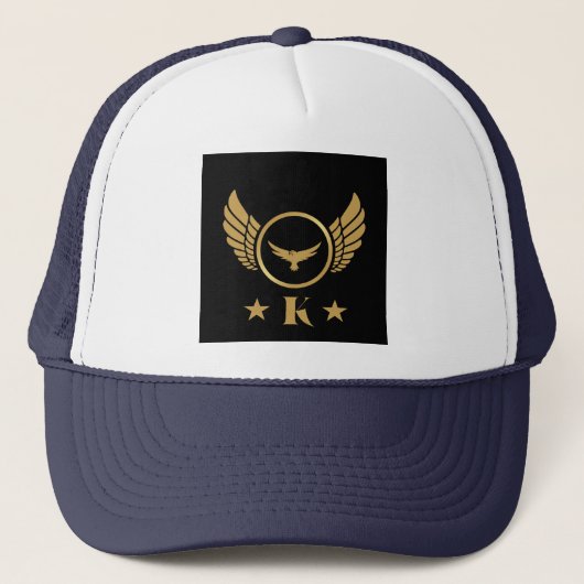 K Initiaal met Gold Eagle Afbeelding Stijlvol Mono Trucker Pet (Voorkant)
