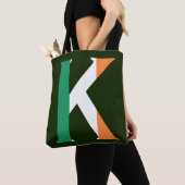 K Monogram bedekt met Ierse vlag stint Tote Bag (Dichtbij)