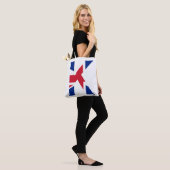 K Monogram bedekt op Union Jack Flag stint Tote Bag (Op model)