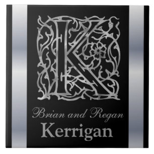 K Monogram en naam "Besque on Black" keramische Te Tegeltje