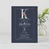 K Monogram Laatste Initiaal Modern Blue Floral Wed Kaart (Staand voorkant)