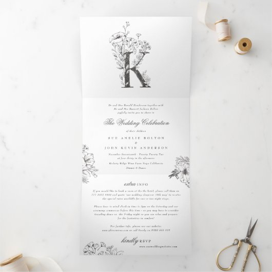 'K' Monogram mooi geborsteld Floral Wedding Drieluik Uitnodiging (Binnen)