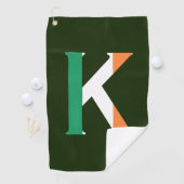 K Monogram overlay op Ierse vlag gtcnt Golfhanddoek (Insitu)