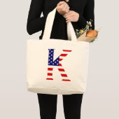 K Monogram overlay op USA Flag jtcnt Grote Tote Bag (Voorkant (product))