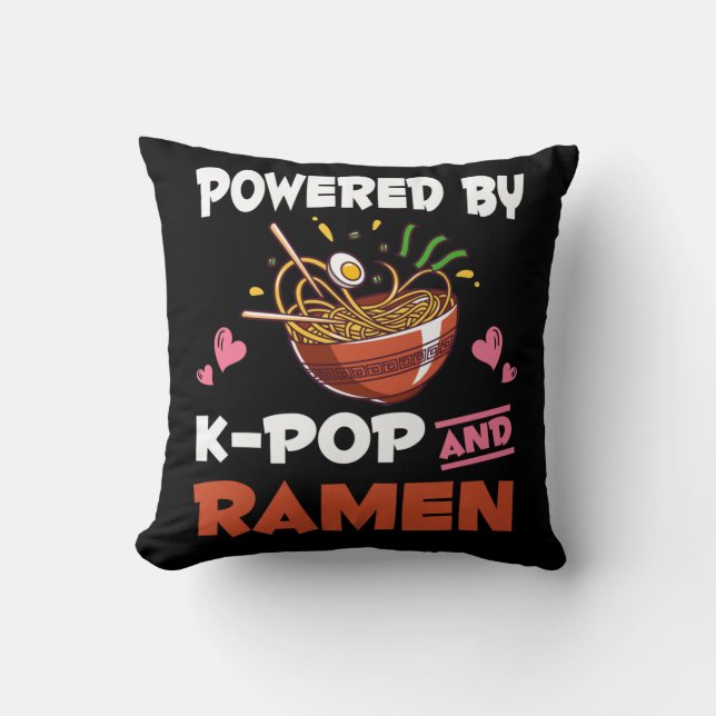 K-pop en Ramen verslaafd aan Kawaii Noodles Kpop Kussen (Voorkant)