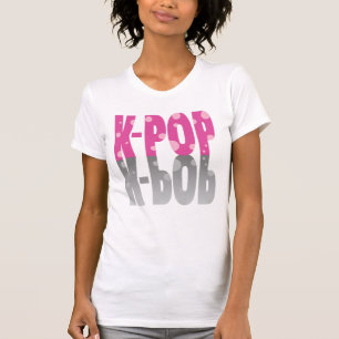 K-Pop met stippen en schaduw in roze T-shirt