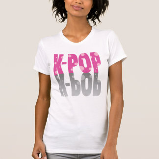 K-Pop met stippen en schaduw in roze T-shirt