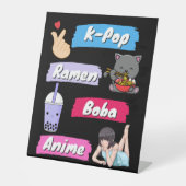 K-Pop, Ramen, Boba en Anime Pop Culture Fan Reclamebord Met Voetstuk (Voorkant)