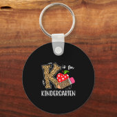K staat voor Kindergarten Teacher Leopard Back Sch Sleutelhanger (Voorkant)