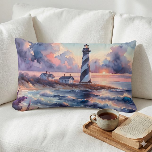Kaap Hatteras vuurtoren bij Sunset Coastline Kussen (Cape Hatteras Lighthouse at Sunset Coastline Lumbar Pillow Mockup A)
