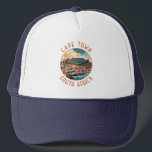 Kaapstad Zuid-Afrika Retro Noodlijdende Cirkel Trucker Pet<br><div class="desc">Kaapstad retro vector reisontwerp. Kaapstad is een havenstad aan de zuidwestkust van Zuid-Afrika,  op een schiereiland onder de imposante Tafelberg.</div>