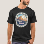 Kaapstad Zuid-Afrika Travel Art Badge T-shirt<br><div class="desc">Kaapstad retro vector reisontwerp. Kaapstad is een havenstad aan de zuidwestkust van Zuid-Afrika, op een schiereiland onder de imposante Tafelberg.</div>