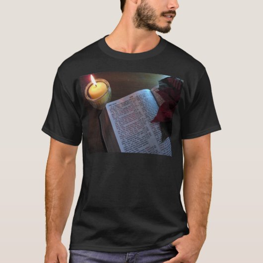 Kaars, Bijbel en Poinsetta T-shirt (Voorkant)