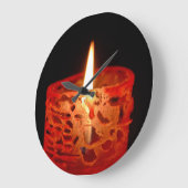 Kaars op een zwarte achtergrond grote klok (Hoek)
