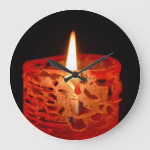 Kaars op een zwarte achtergrond grote klok