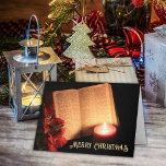 Kaars Poinsettia Oude Bijbel Feestdagen Kaart<br><div class="desc">Stuur dit jaar een unieke kerstkaart naar je vrienden en familie. Een zwarte achtergrond zet het podium voor een Bijbel die naar het boek van Lucas is gedraaid met een verlichte votieve kaars die licht geeft, en een poinsettia maakt het vakantiegevoel compleet. De "Vrolijke Kerstmis"groet kan worden aangepast om uw...</div>