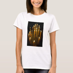 Kaarsen aangestoken in een kerk, Armenië T-shirt