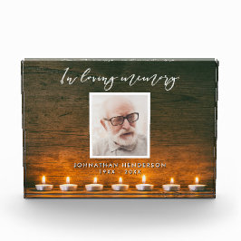 Kaarsen en houten fotomemoriaal ter liefdevolle he fotoblokken