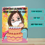 Kaarsen uitblazen met een Masker Funny Birthday Kaart<br><div class="desc">De recente pandemie heeft ons in een positie gebracht waarin het niet altijd gemakkelijk is om te reizen en iemand te zien voor hun verjaardag. Maar we hebben alleen de kaart voor de situatie. Buiten is een grappig en kleurrijk ontwerp van een persoon die kaarsen probeert uit te blazen met...</div>