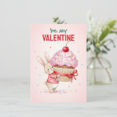 Kaart Met Knuffel Konijn Knuffelt Een Reuzen Cupca (Staand voorkant)