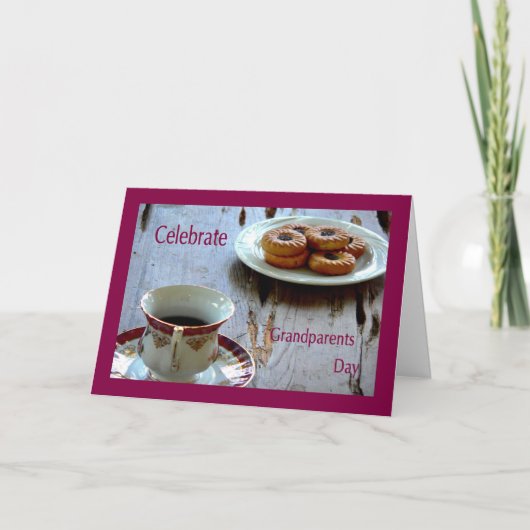 Kaart op dag van grootouders met thee en kruimels (Voorkant)