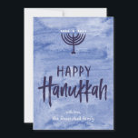 Kaart van de Foto van de Chanoeka van Menorah van<br><div class="desc">Een was van waterig blauw dient als subtiele achtergrond voor een geweven menorahillustratie en een met inkt besmeurde, hand-van letters voorzien Gelukkige tekst van de Chanoeka. Vergeet niet om deze twee-foto vakantiekaart met uw eigen foto's en naamtekst te personaliseren. Voeg toe uw eigen speciale aanraking met "het" opties aanpast en...</div>