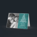 Kaart van de Sparkle Tree Chalkboard Holiday, Blau<br><div class="desc">Trendy en stijlvol Sparkle Tree Chalkboard Foto-Wenskaart in turquoise met een schitterende achtergrond en elegante kerstboom. Deze creditcard is perfect voor het verzenden van vakantiewensen naar vrienden en familie. Pas uw eigen familiefoto en de persoonlijke groet van uw keus aan. Klik op "Aanpassen" om meer aanpassingsopties te vinden.</div>