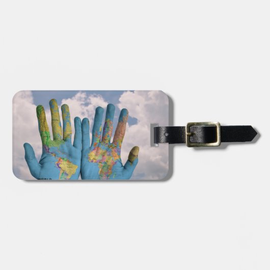 Kaart van de wereld in onze handen bagagelabel (Voorkant horizontaal)