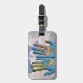 Kaart van de wereld in onze handen bagagelabel (Voorkant verticaal)