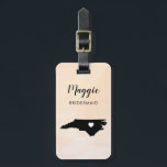 Kaart van North Carolina Bagagelabel, huwelijksfee Bagagelabel<br><div class="desc">Deze staatsbagagelabels maken de perfecte bruiloft cadeautjes voor labels of welkome tas labels. Stropdas het aan uw bruidsmaidgiften in plaats van een typisch label van de papiergift, en zij kunnen het voor maanden en jaren gebruiken om te komen. Labels hebben een perzikabrikozenachtergrond. Om het hart bij de trouwplaats te plaatsen,...</div>