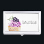 Kaart voor gebak Pastry Chef Bakery-zakenkaart Visitekaarthouder<br><div class="desc">Een schattige caketaart met paarse kikker en een braambes bovenaan versiert dit hoesje van bakkerij-visitekaartje. Pas het aan met jouw naam en zaken. Ontworpen voor jou door Blackberry Boulevard.</div>
