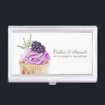 Kaart voor gebak Pastry Chef Bakery-zakenkaart Visitekaarthouder<br><div class="desc">Een schattige caketaart met paarse kikker en een braambes bovenaan versiert dit hoesje van bakkerij-visitekaartje. Pas het aan met jouw naam en zaken. Ontworpen voor jou door Blackberry Boulevard.</div>