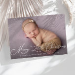 Kaart voor kerstvakantie<br><div class="desc">het mooie witte manuscriptontwerp met een mooie pasgeboren foto van de baby,  het afbeelding en de tekstdetail van deze kaart kunnen worden gepersonaliseerd.</div>