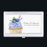 Kaarten en snoepkoeken gebakken bakkerij visitekaarthouder<br><div class="desc">Een schattige caketaart met paarse vorst en bosbessen bovenaan versiert dit hoesje van bakkerij-visitekaartje. Pas het aan met jouw naam en bedrijfsnaam. Ontworpen voor jou door Blackberry Boulevard.</div>