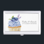 Kaarten en snoepkoeken gebakken bakkerij visitekaarthouder<br><div class="desc">Een schattige caketaart met paarse vorst en bosbessen bovenaan versiert dit hoesje van bakkerij-visitekaartje. Pas het aan met jouw naam en bedrijfsnaam. Ontworpen voor jou door Blackberry Boulevard.</div>