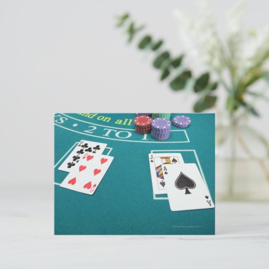 Kaarten en spaanders op betontafel (Staand voorkant)