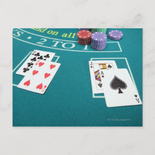 Kaarten en spaanders op betontafel