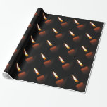 Kaartenvlam Cadeaupapier<br><div class="desc">Licht je leven op met dit elegante inpakpapier. Het bevat een zich herhalend abstract patroon van een bruine kaars met een mooie vlam in tinten wit, geel, goud en sinaasappel op een zuivere zwarte achtergrond.</div>