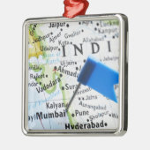 Kaartspeld geplaatst in Mumbai, India op kaart, cl Metalen Ornament (Links)