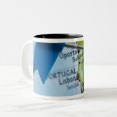 Kaartspeld in Madrid, Spanje op kaart, close-up Tweekleurige Koffiemok (Voorkant links)